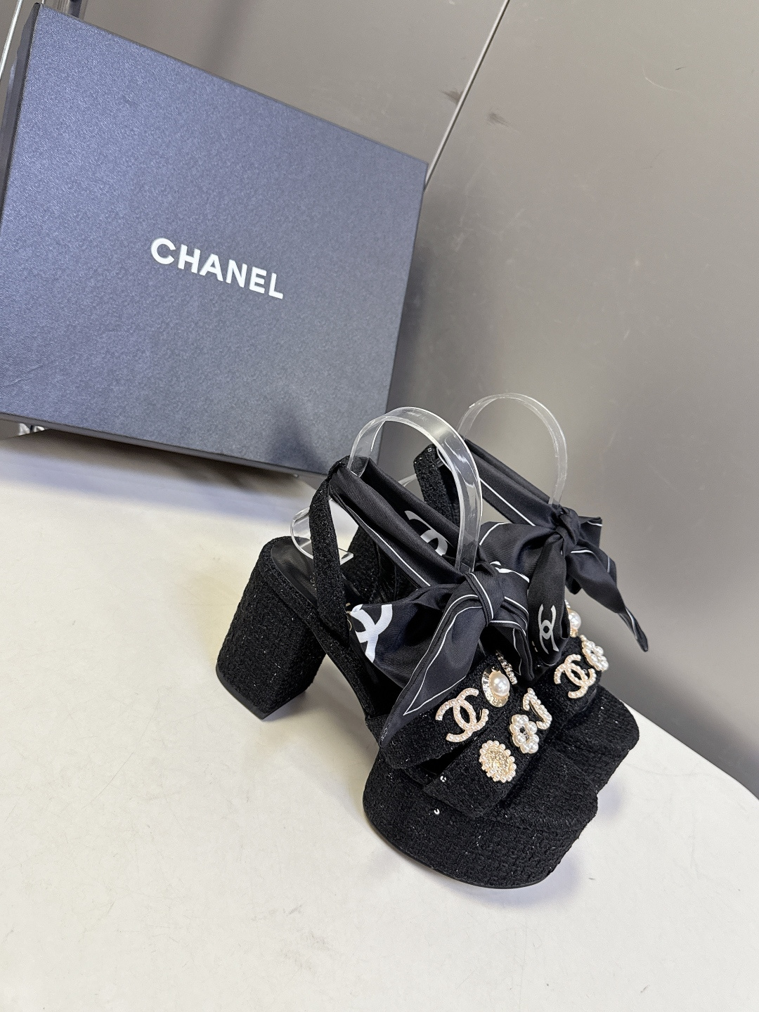 CHANEL香奈儿春夏最新款菱格纹蝴蝶结厚底粗跟凉鞋超多明星网红种草 鞋面采用经典菱格绗缝工艺 是香奈儿