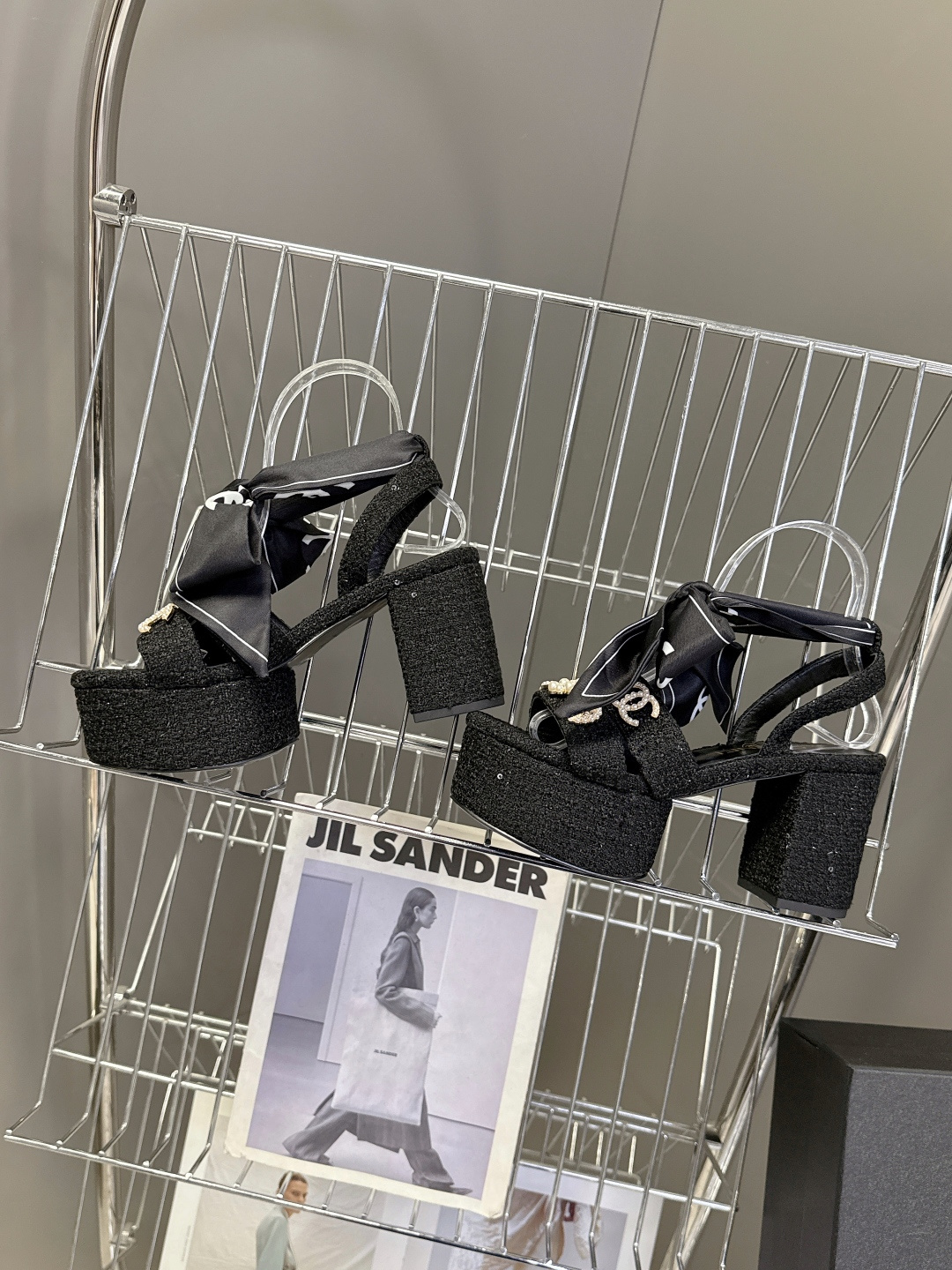 CHANEL香奈儿春夏最新款菱格纹蝴蝶结厚底粗跟凉鞋超多明星网红种草 鞋面采用经典菱格绗缝工艺 是香奈儿