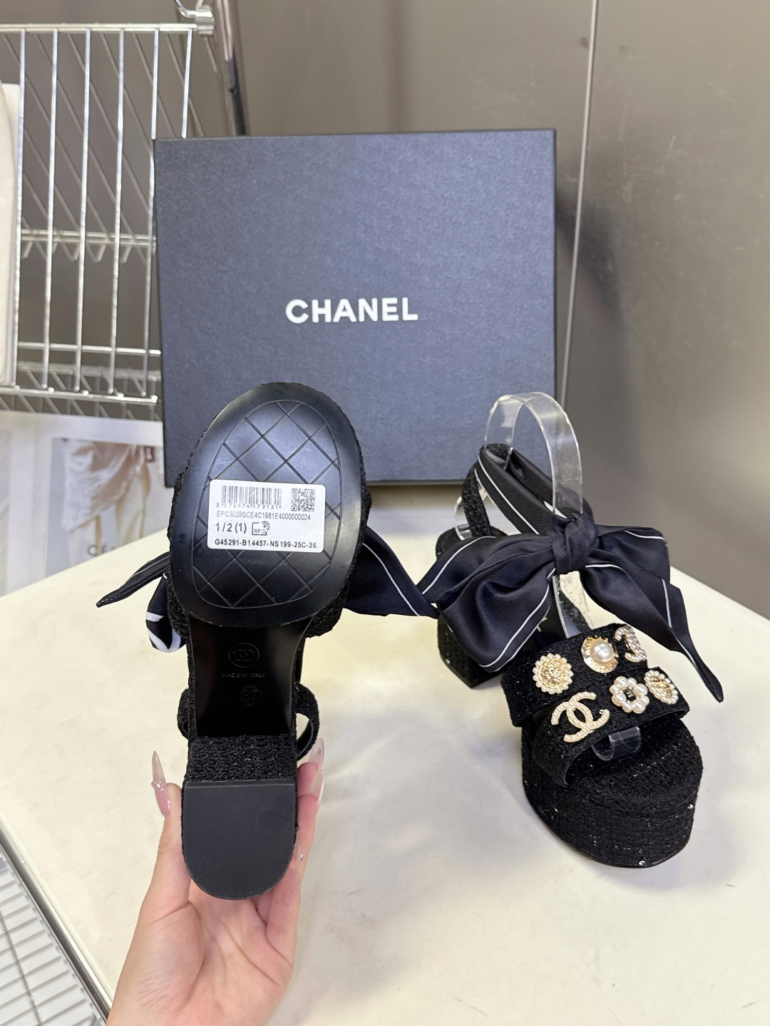 CHANEL香奈儿春夏最新款菱格纹蝴蝶结厚底粗跟凉鞋超多明星网红种草 鞋面采用经典菱格绗缝工艺 是香奈儿