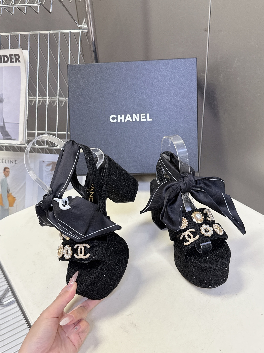 CHANEL香奈儿春夏最新款菱格纹蝴蝶结厚底粗跟凉鞋超多明星网红种草 鞋面采用经典菱格绗缝工艺 是香奈儿