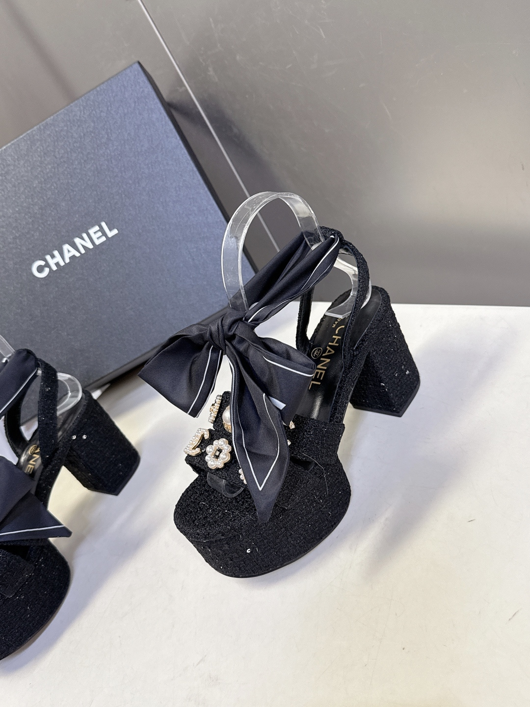 CHANEL香奈儿春夏最新款菱格纹蝴蝶结厚底粗跟凉鞋超多明星网红种草 鞋面采用经典菱格绗缝工艺 是香奈儿