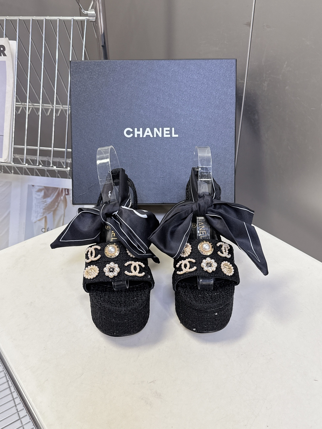 CHANEL香奈儿春夏最新款菱格纹蝴蝶结厚底粗跟凉鞋超多明星网红种草 鞋面采用经典菱格绗缝工艺 是香奈儿