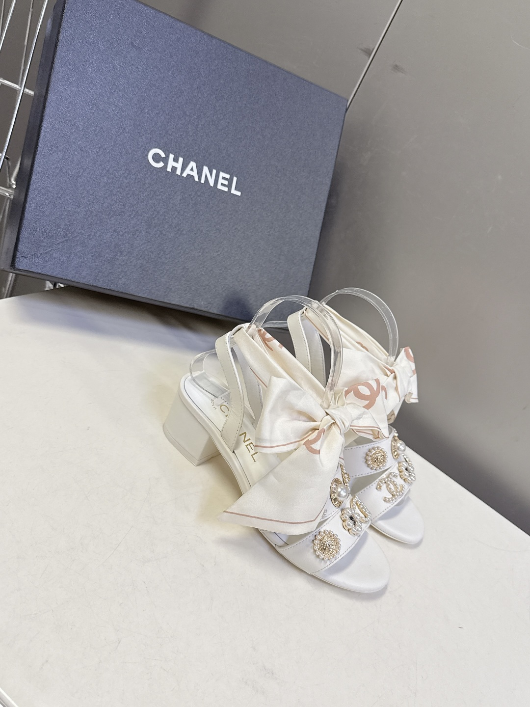 CHANEL香奈儿春夏最新款缎带蝴蝶结水钻花朵粗跟凉鞋 超多明星网红种草 脚踝处饰有大号缎面蝴蝶结 部分