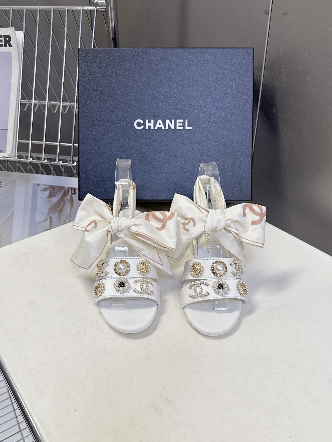 CHANEL香奈儿春夏最新款缎带蝴蝶结水钻花朵粗跟凉鞋 超多明星网红种草 脚踝处饰有大号缎面蝴蝶结 部分