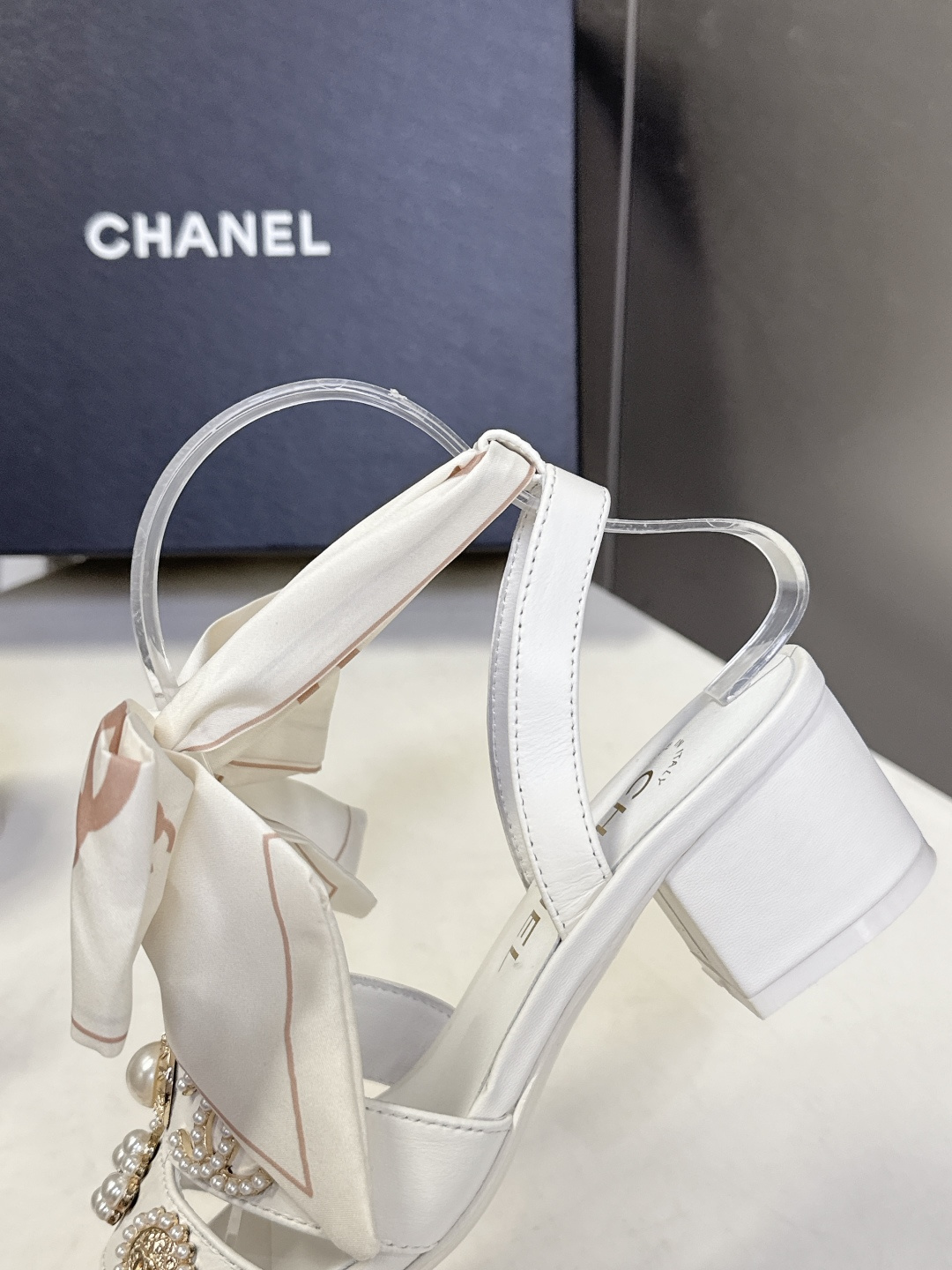 CHANEL香奈儿春夏最新款缎带蝴蝶结水钻花朵粗跟凉鞋 超多明星网红种草 脚踝处饰有大号缎面蝴蝶结 部分