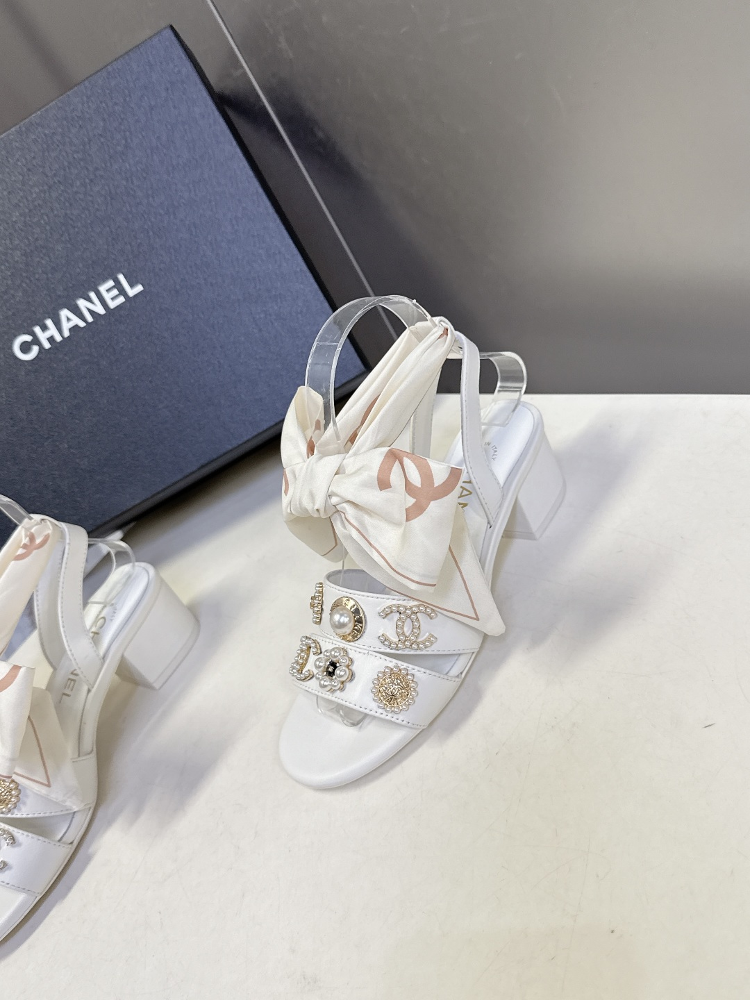 CHANEL香奈儿春夏最新款缎带蝴蝶结水钻花朵粗跟凉鞋 超多明星网红种草 脚踝处饰有大号缎面蝴蝶结 部分