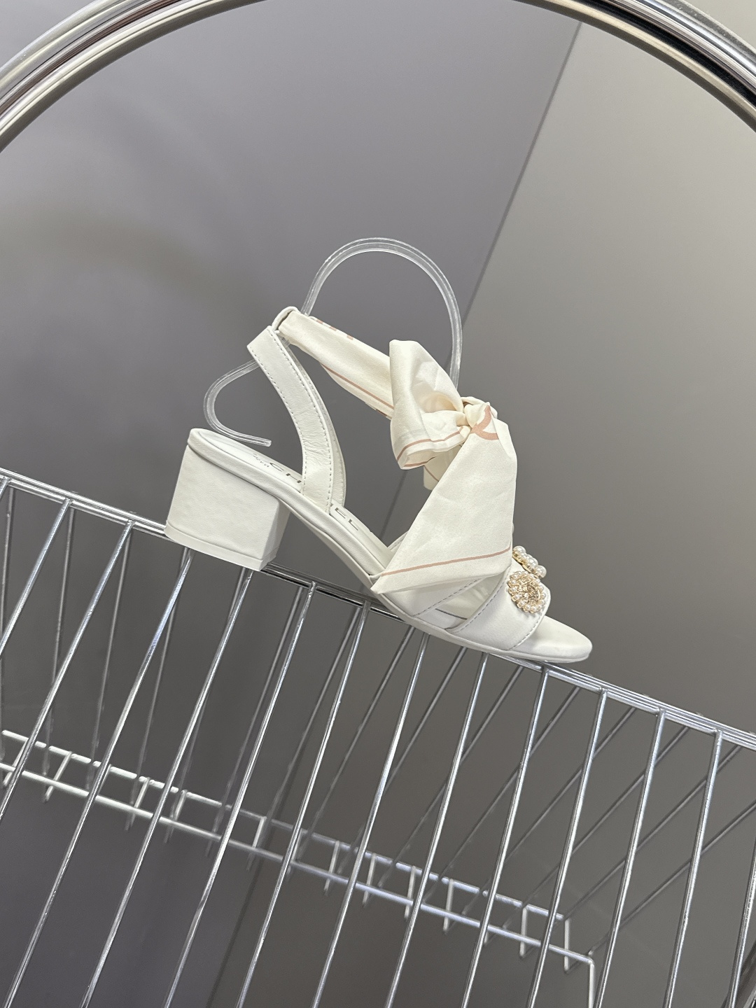 CHANEL香奈儿春夏最新款缎带蝴蝶结水钻花朵粗跟凉鞋 超多明星网红种草 脚踝处饰有大号缎面蝴蝶结 部分