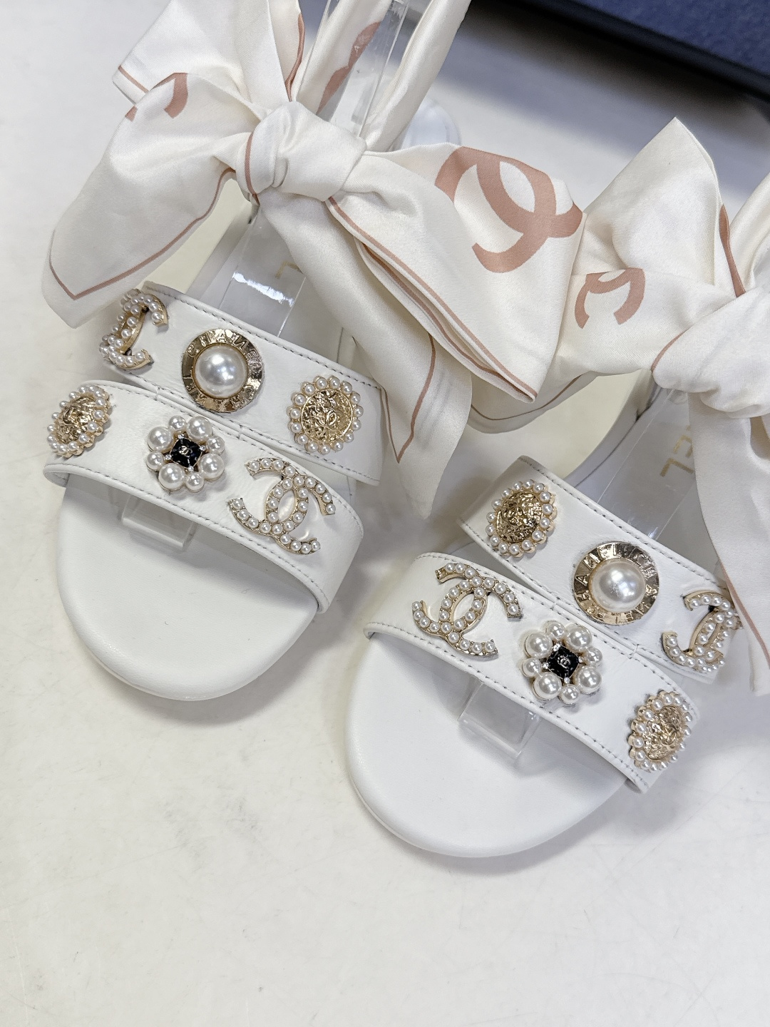 CHANEL香奈儿春夏最新款缎带蝴蝶结水钻花朵粗跟凉鞋 超多明星网红种草 脚踝处饰有大号缎面蝴蝶结 部分