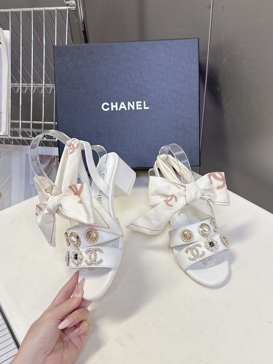 CHANEL香奈儿春夏最新款缎带蝴蝶结水钻花朵粗跟凉鞋 超多明星网红种草 脚踝处饰有大号缎面蝴蝶结 部分