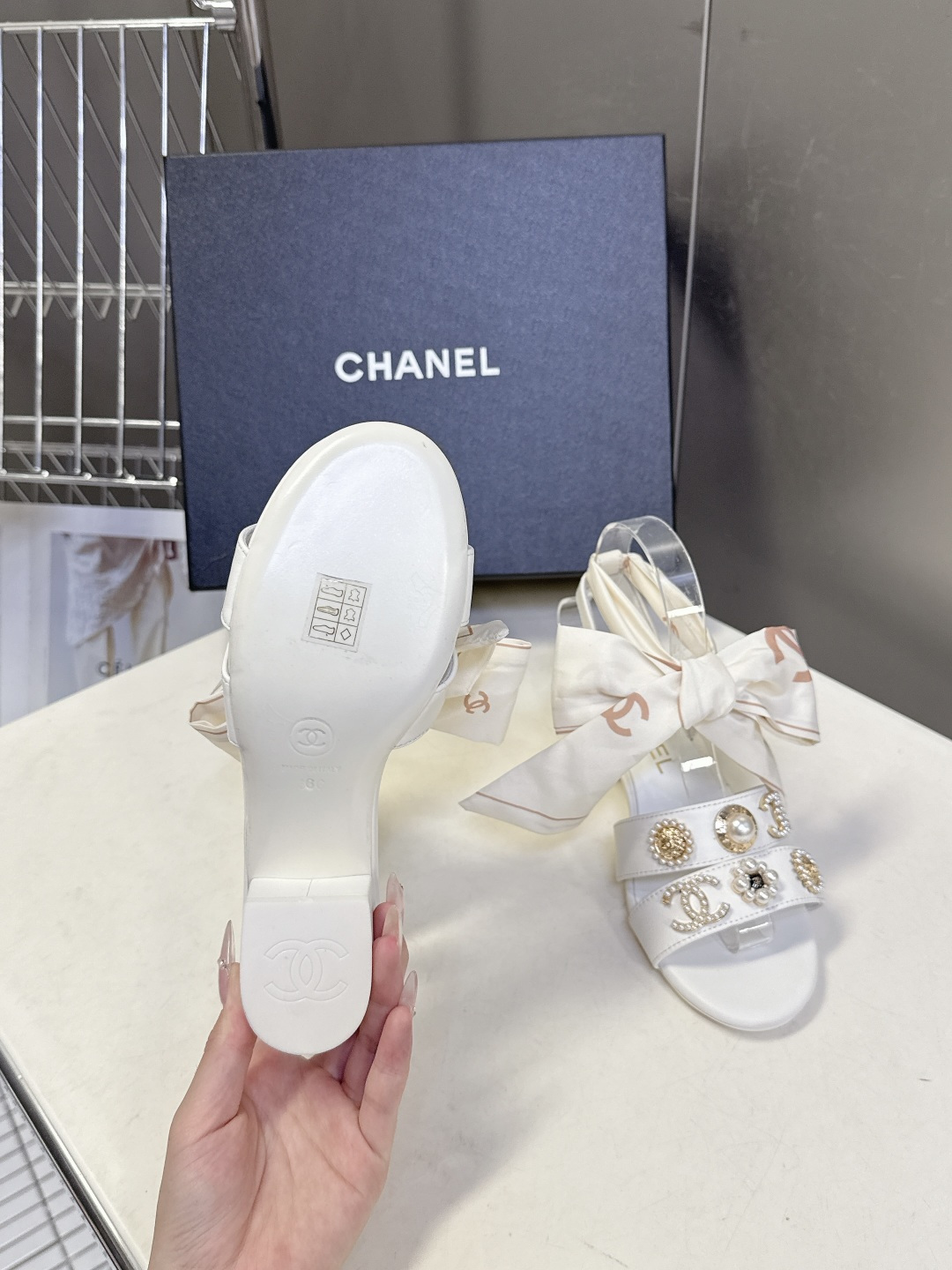 CHANEL香奈儿春夏最新款缎带蝴蝶结水钻花朵粗跟凉鞋 超多明星网红种草 脚踝处饰有大号缎面蝴蝶结 部分