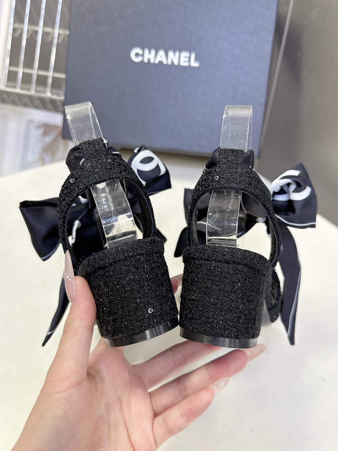 CHANEL香奈儿春夏最新款缎带蝴蝶结水钻花朵粗跟凉鞋 超多明星网红种草 脚踝处饰有大号缎面蝴蝶结 部分