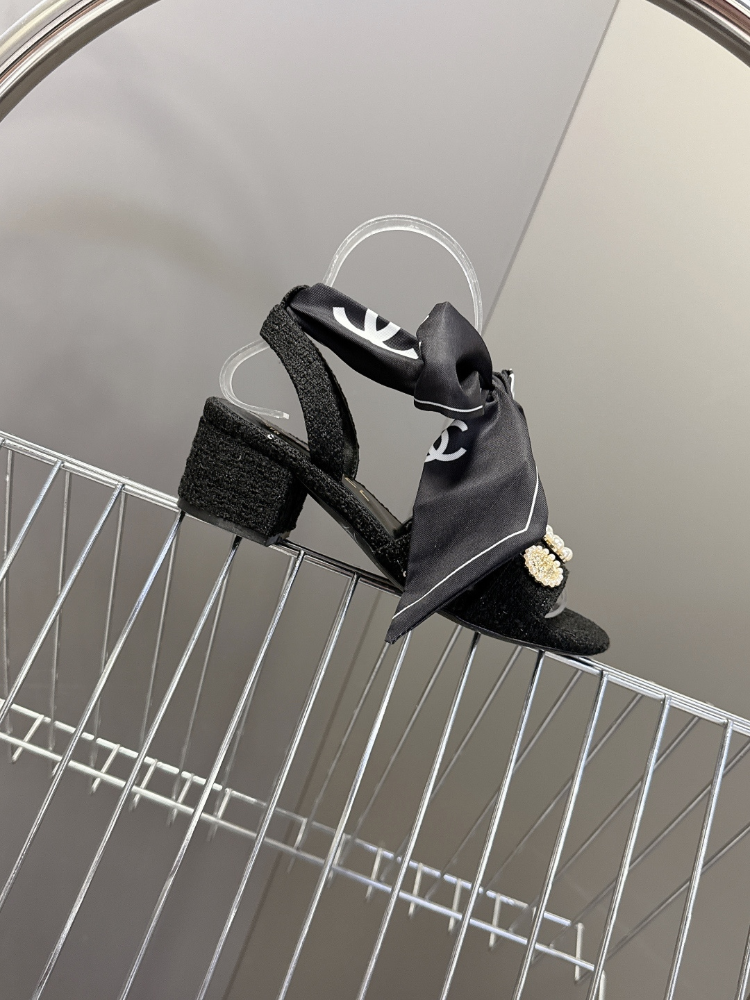 CHANEL香奈儿春夏最新款缎带蝴蝶结水钻花朵粗跟凉鞋 超多明星网红种草 脚踝处饰有大号缎面蝴蝶结 部分