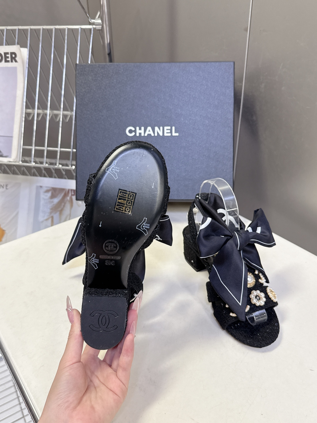 CHANEL香奈儿春夏最新款缎带蝴蝶结水钻花朵粗跟凉鞋 超多明星网红种草 脚踝处饰有大号缎面蝴蝶结 部分