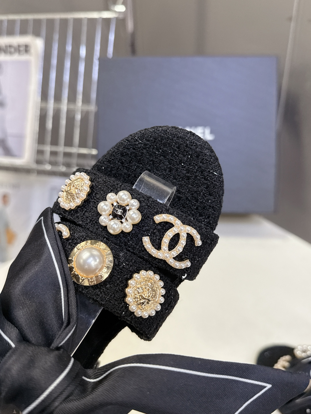 CHANEL香奈儿春夏最新款缎带蝴蝶结水钻花朵粗跟凉鞋 超多明星网红种草 脚踝处饰有大号缎面蝴蝶结 部分