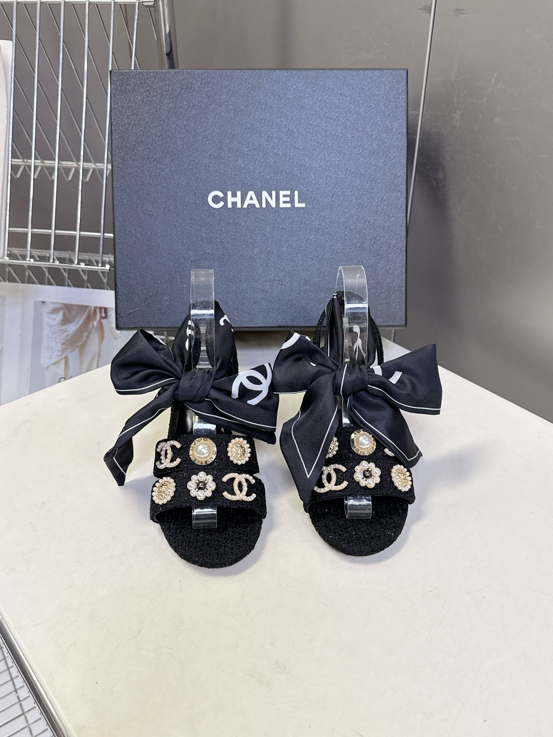 CHANEL香奈儿春夏最新款缎带蝴蝶结水钻花朵粗跟凉鞋 超多明星网红种草 脚踝处饰有大号缎面蝴蝶结 部分