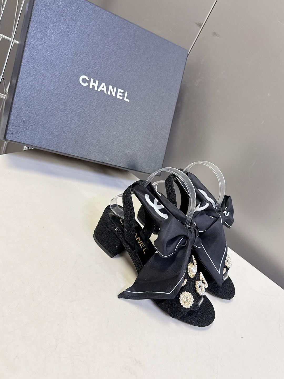 CHANEL香奈儿春夏最新款缎带蝴蝶结水钻花朵粗跟凉鞋 超多明星网红种草 脚踝处饰有大号缎面蝴蝶结 部分