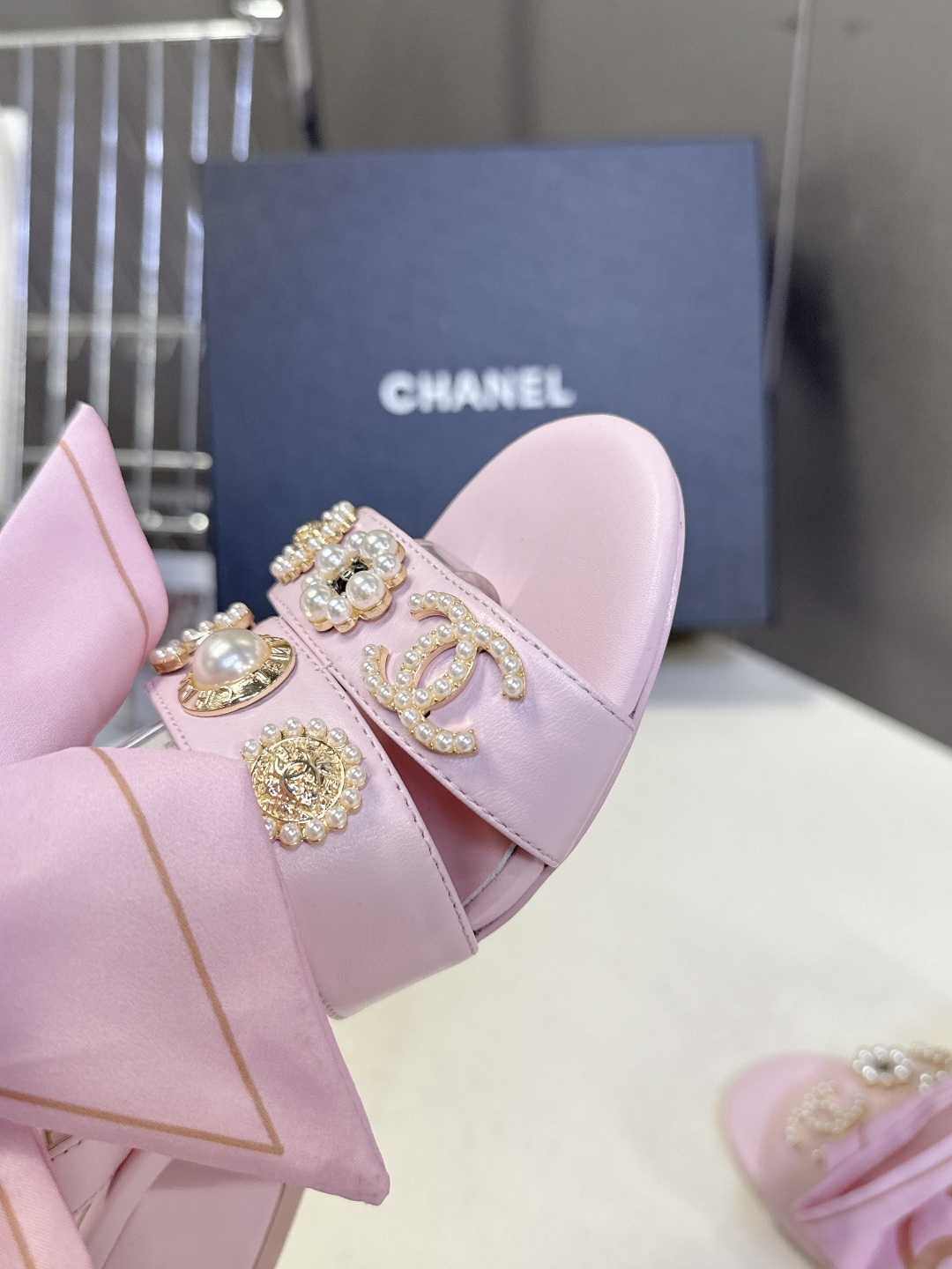 CHANEL香奈儿春夏最新款缎带蝴蝶结水钻花朵粗跟凉鞋 超多明星网红种草 脚踝处饰有大号缎面蝴蝶结 部分