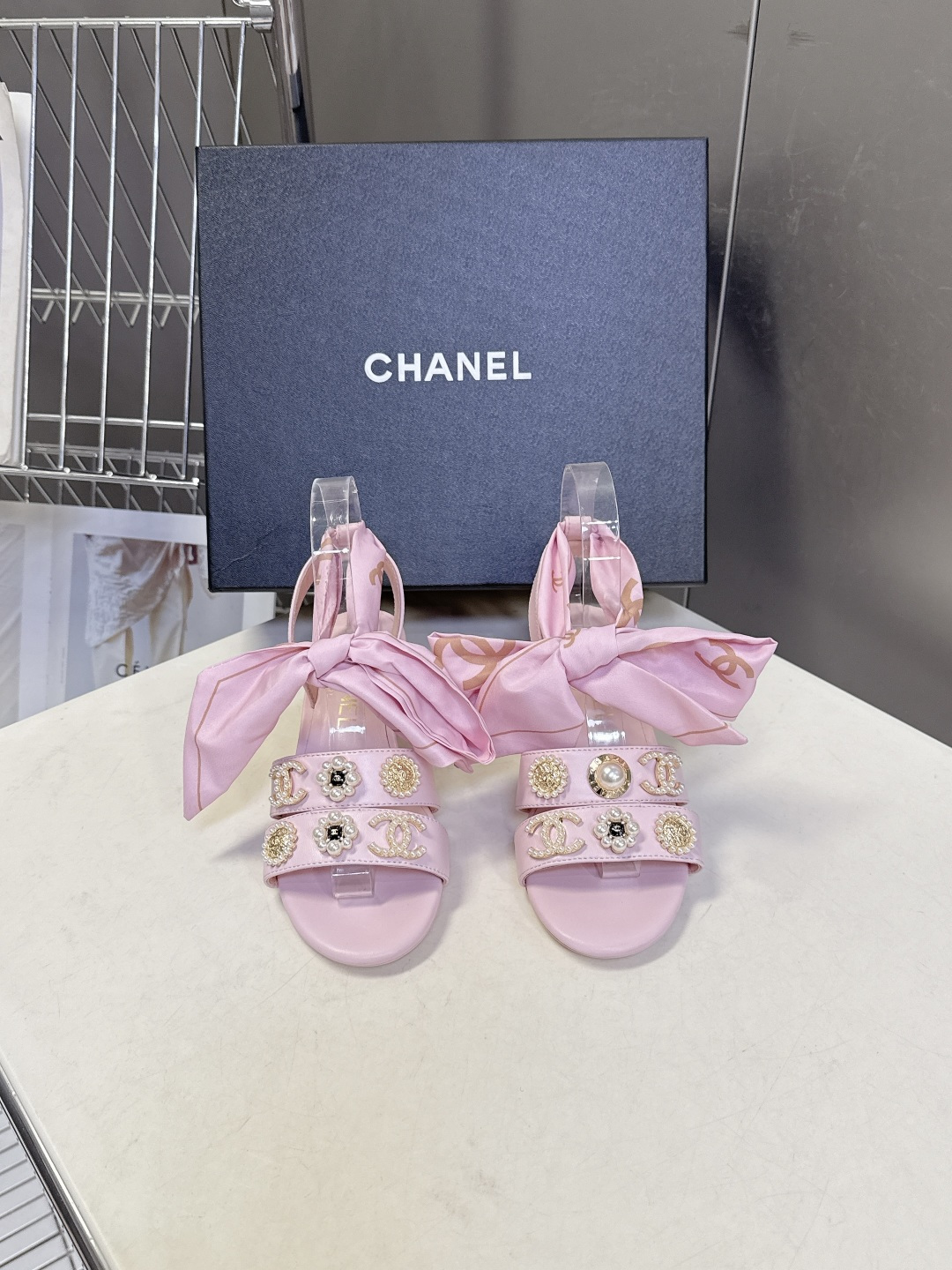 CHANEL香奈儿春夏最新款缎带蝴蝶结水钻花朵粗跟凉鞋 超多明星网红种草 脚踝处饰有大号缎面蝴蝶结 部分