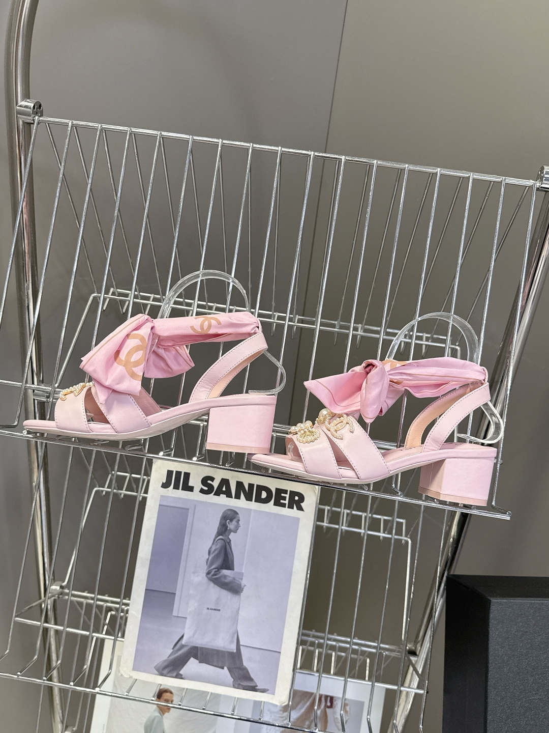 CHANEL香奈儿春夏最新款缎带蝴蝶结水钻花朵粗跟凉鞋 超多明星网红种草 脚踝处饰有大号缎面蝴蝶结 部分