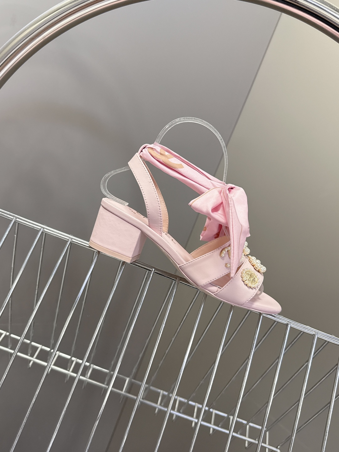 CHANEL香奈儿春夏最新款缎带蝴蝶结水钻花朵粗跟凉鞋 超多明星网红种草 脚踝处饰有大号缎面蝴蝶结 部分