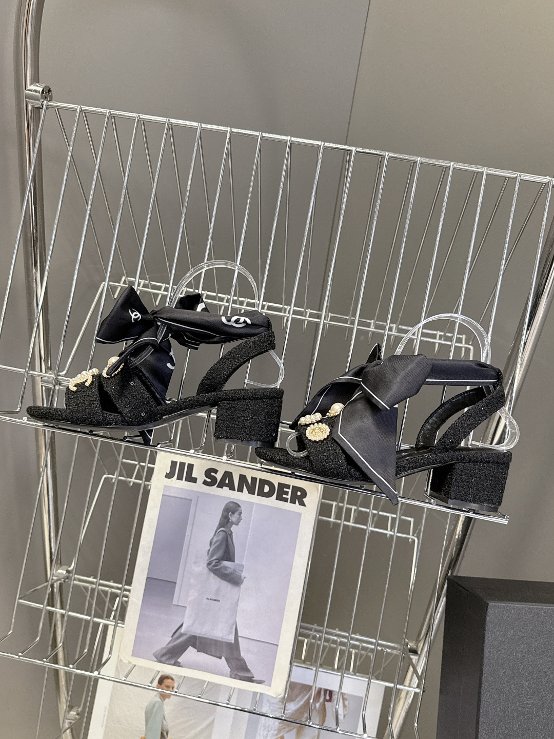 CHANEL香奈儿春夏最新款缎带蝴蝶结水钻花朵粗跟凉鞋 超多明星网红种草 脚踝处饰有大号缎面蝴蝶结 部分