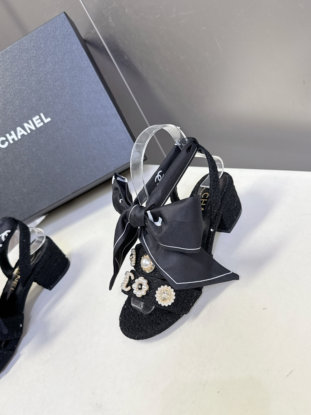 CHANEL香奈儿春夏最新款缎带蝴蝶结水钻花朵粗跟凉鞋 超多明星网红种草 脚踝处饰有大号缎面蝴蝶结 部分