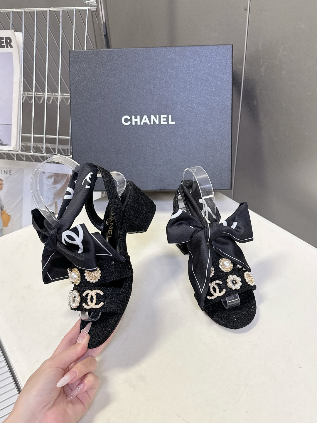 CHANEL香奈儿春夏最新款缎带蝴蝶结水钻花朵粗跟凉鞋 超多明星网红种草 脚踝处饰有大号缎面蝴蝶结 部分