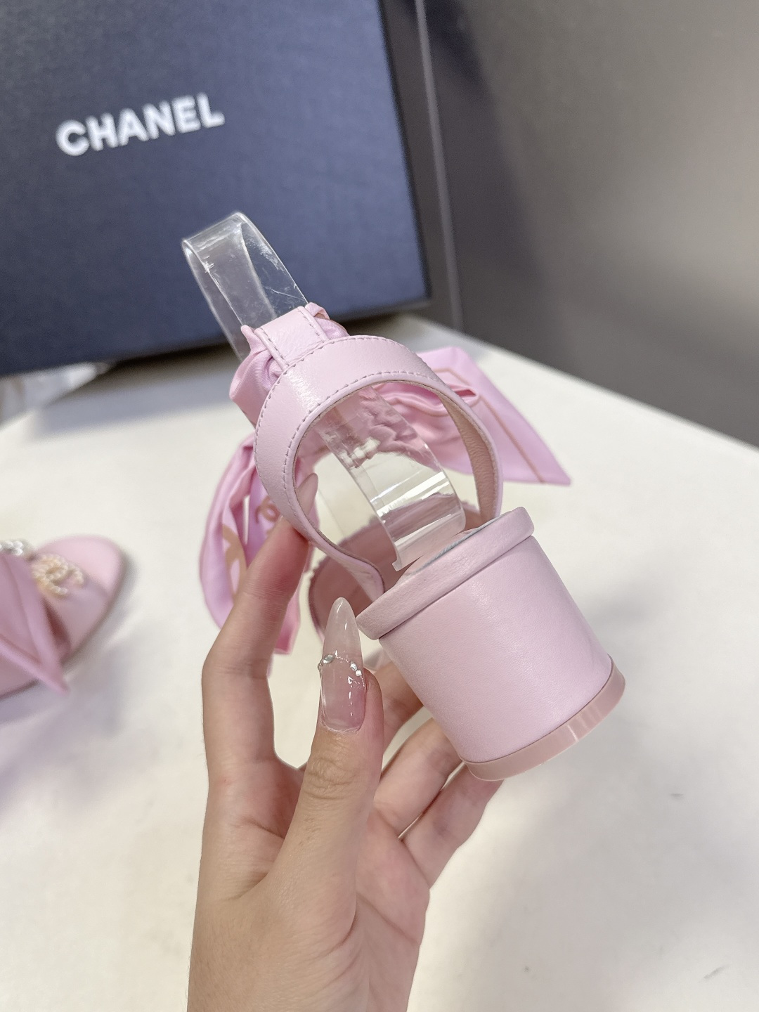 CHANEL香奈儿春夏最新款缎带蝴蝶结水钻花朵粗跟凉鞋 超多明星网红种草 脚踝处饰有大号缎面蝴蝶结 部分