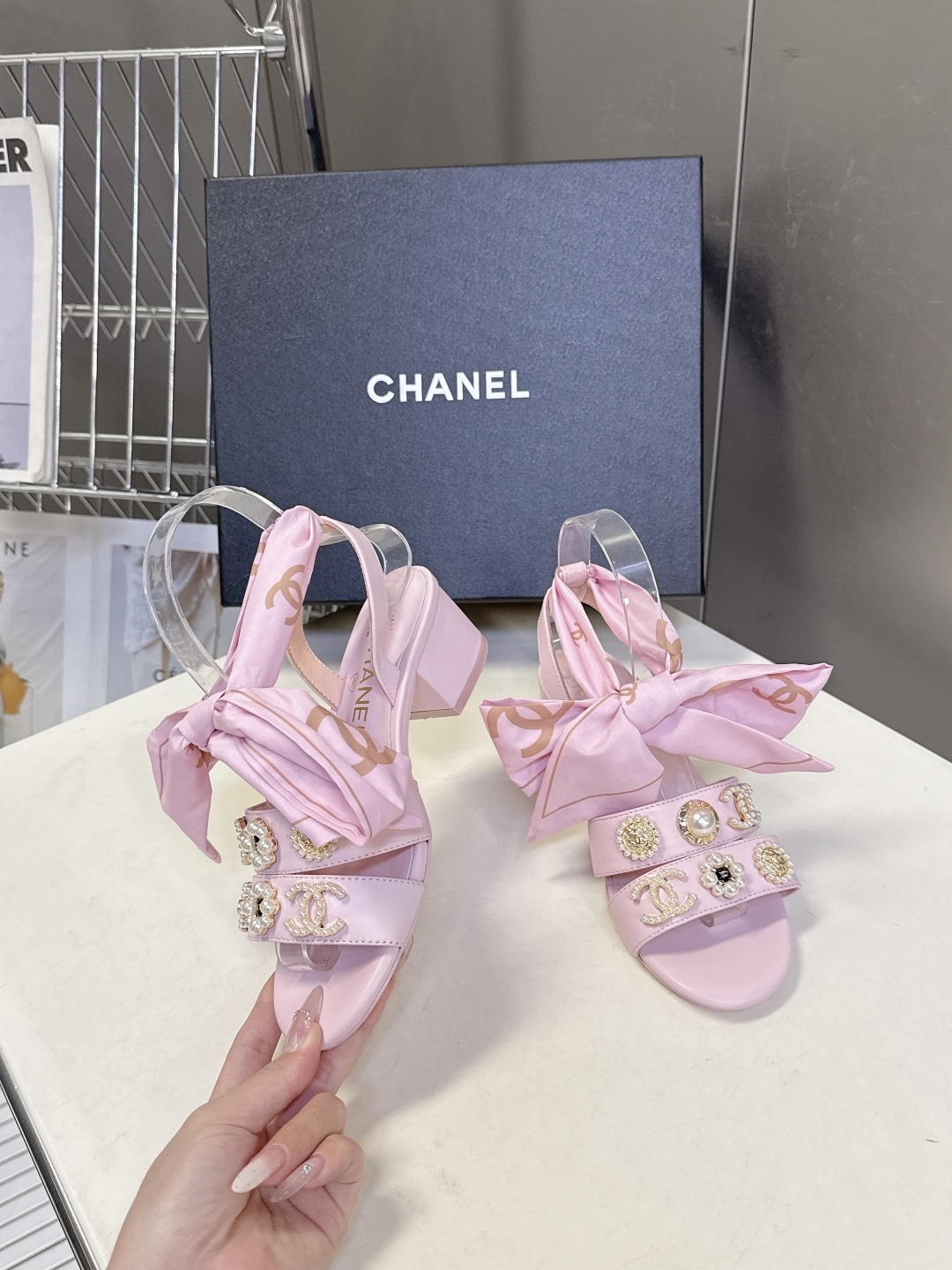 CHANEL香奈儿春夏最新款缎带蝴蝶结水钻花朵粗跟凉鞋 超多明星网红种草 脚踝处饰有大号缎面蝴蝶结 部分