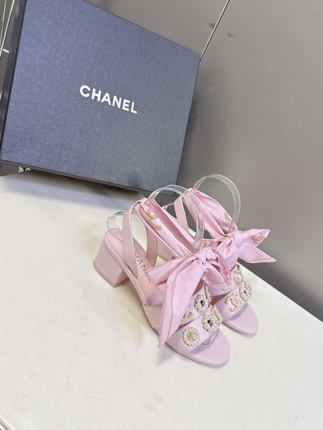 CHANEL香奈儿春夏最新款缎带蝴蝶结水钻花朵粗跟凉鞋 超多明星网红种草 脚踝处饰有大号缎面蝴蝶结 部分
