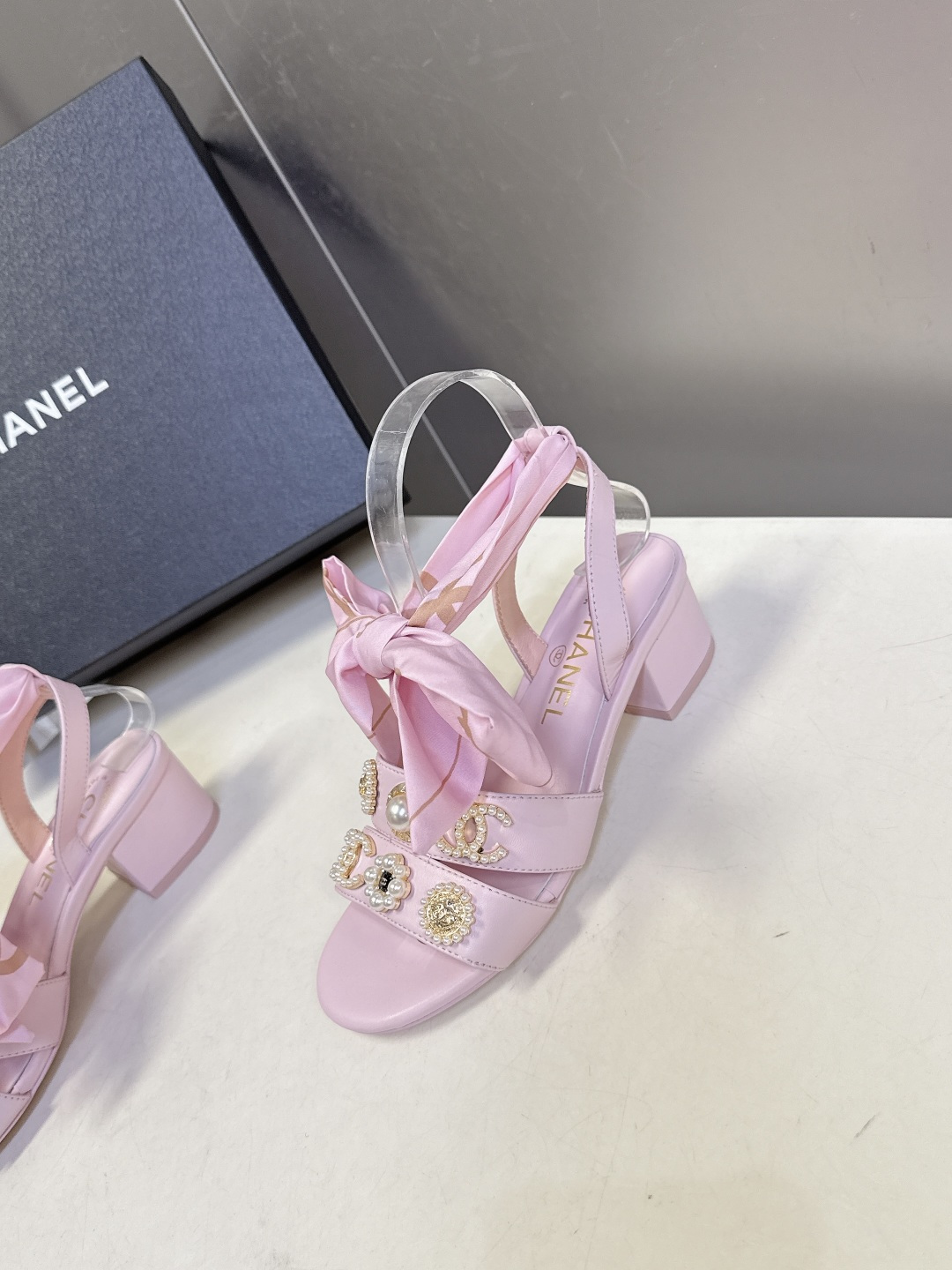 CHANEL香奈儿春夏最新款缎带蝴蝶结水钻花朵粗跟凉鞋 超多明星网红种草 脚踝处饰有大号缎面蝴蝶结 部分