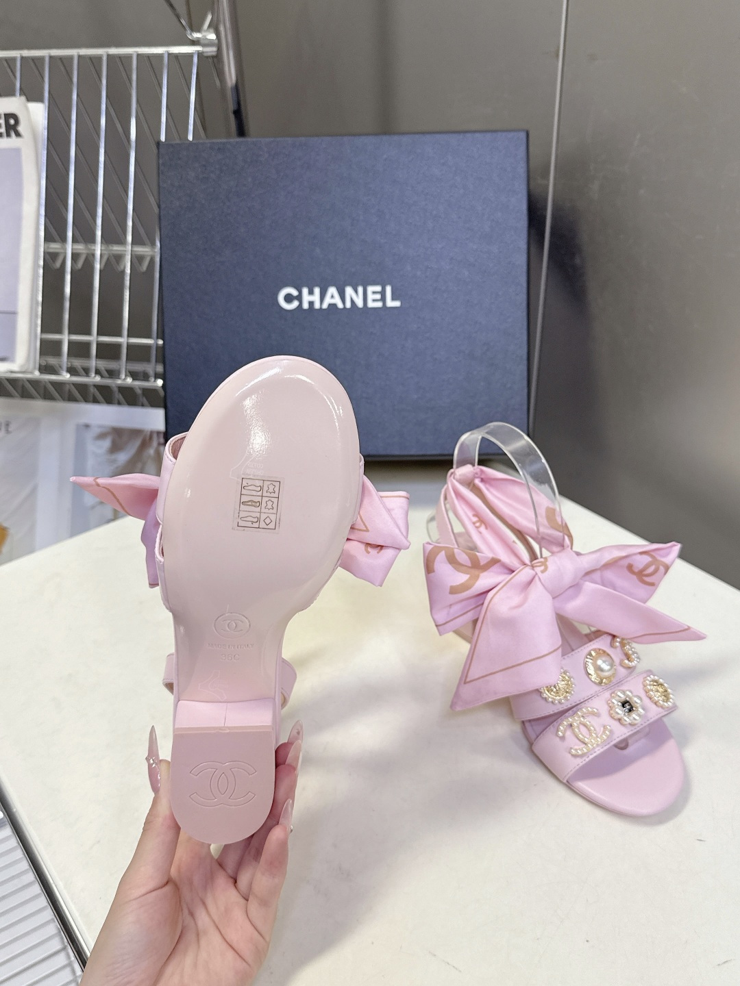 CHANEL香奈儿春夏最新款缎带蝴蝶结水钻花朵粗跟凉鞋 超多明星网红种草 脚踝处饰有大号缎面蝴蝶结 部分