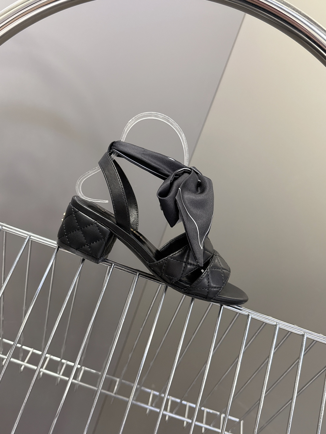 CHANEL香奈儿春夏最新款菱格纹蝴蝶结粗跟凉鞋超多明星网红种草 鞋面采用经典菱格绗缝工艺 是香奈儿的标