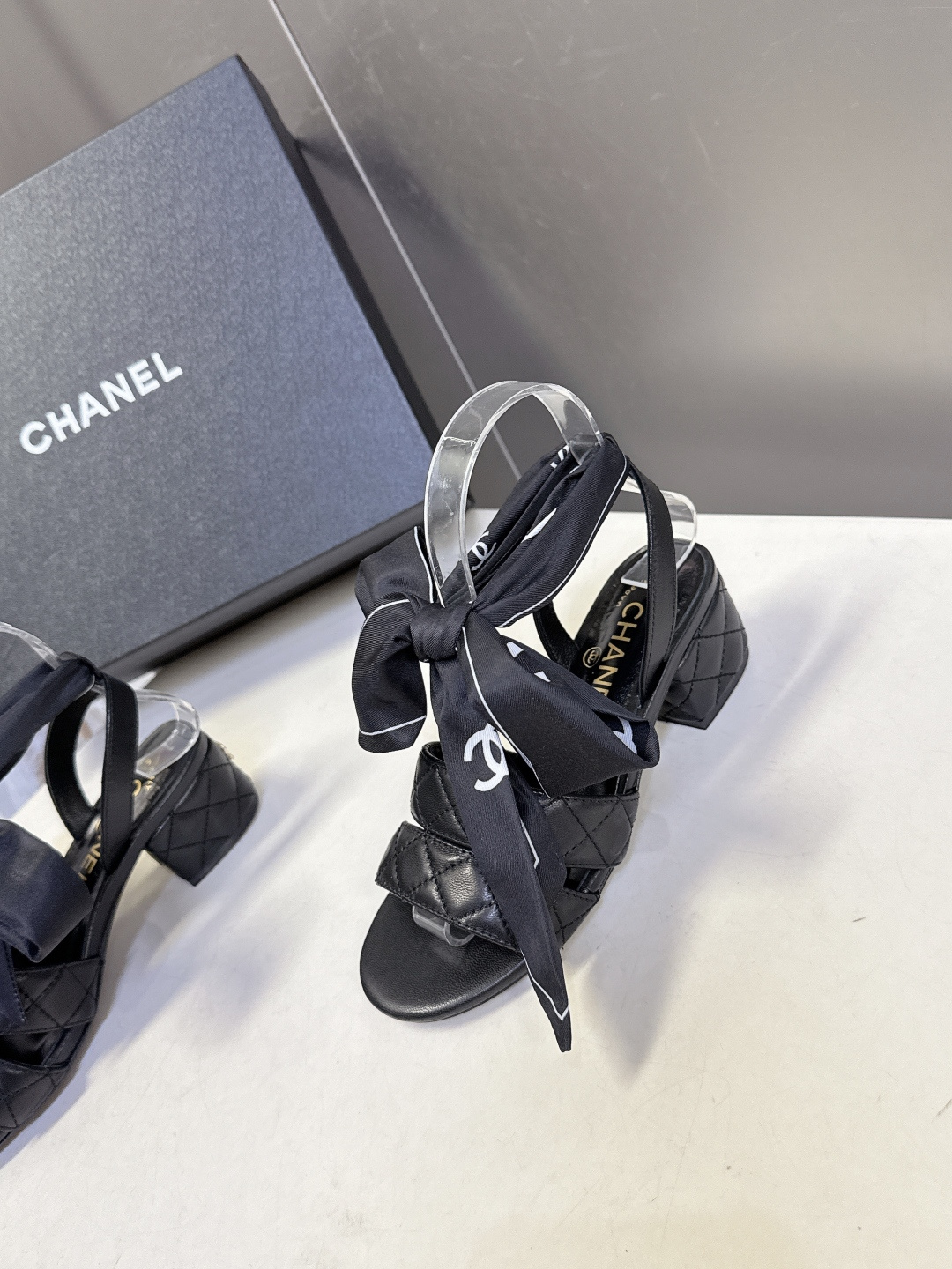 CHANEL香奈儿春夏最新款菱格纹蝴蝶结粗跟凉鞋超多明星网红种草 鞋面采用经典菱格绗缝工艺 是香奈儿的标