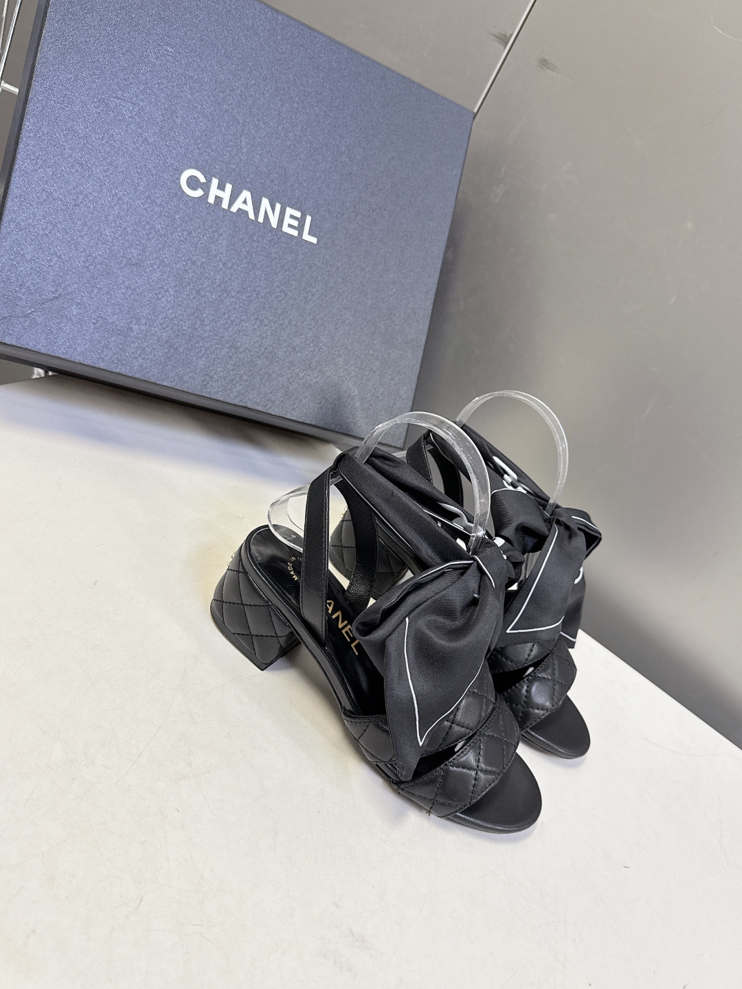 CHANEL香奈儿春夏最新款菱格纹蝴蝶结粗跟凉鞋超多明星网红种草 鞋面采用经典菱格绗缝工艺 是香奈儿的标