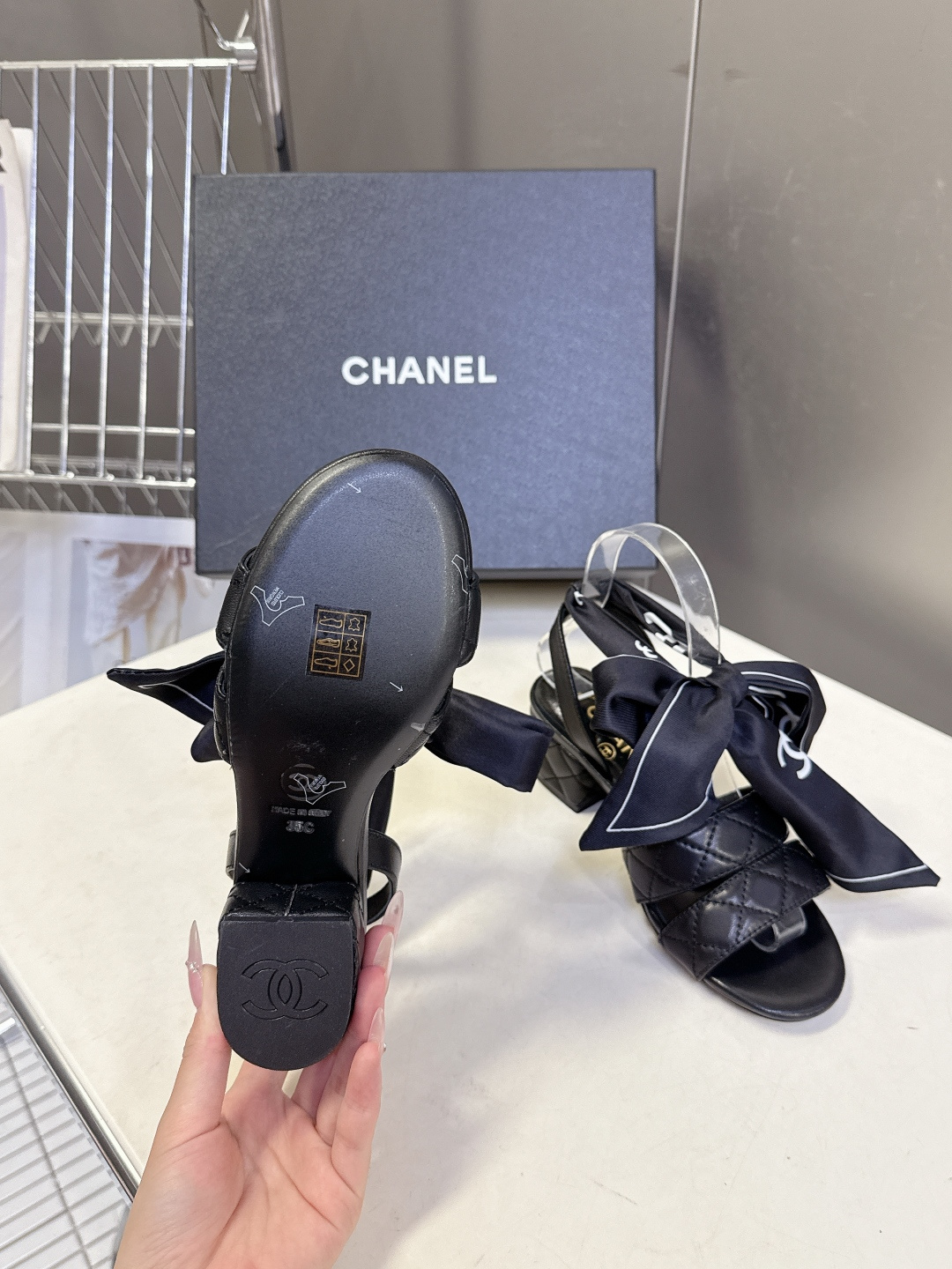 CHANEL香奈儿春夏最新款菱格纹蝴蝶结粗跟凉鞋超多明星网红种草 鞋面采用经典菱格绗缝工艺 是香奈儿的标