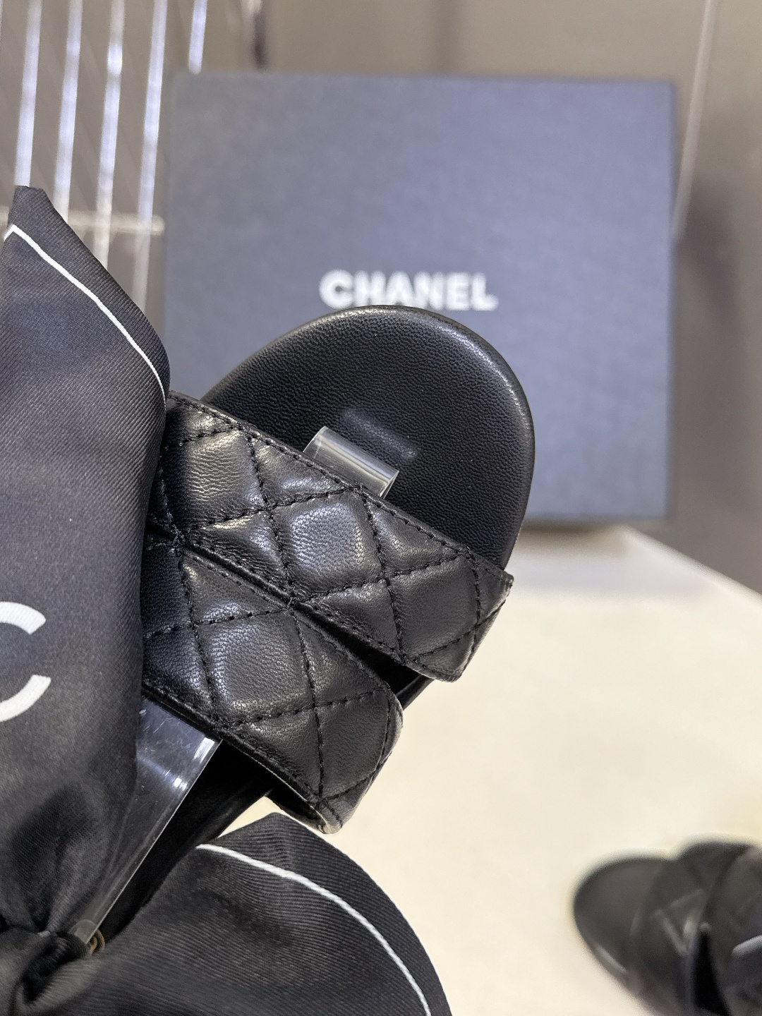 CHANEL香奈儿春夏最新款菱格纹蝴蝶结粗跟凉鞋超多明星网红种草 鞋面采用经典菱格绗缝工艺 是香奈儿的标