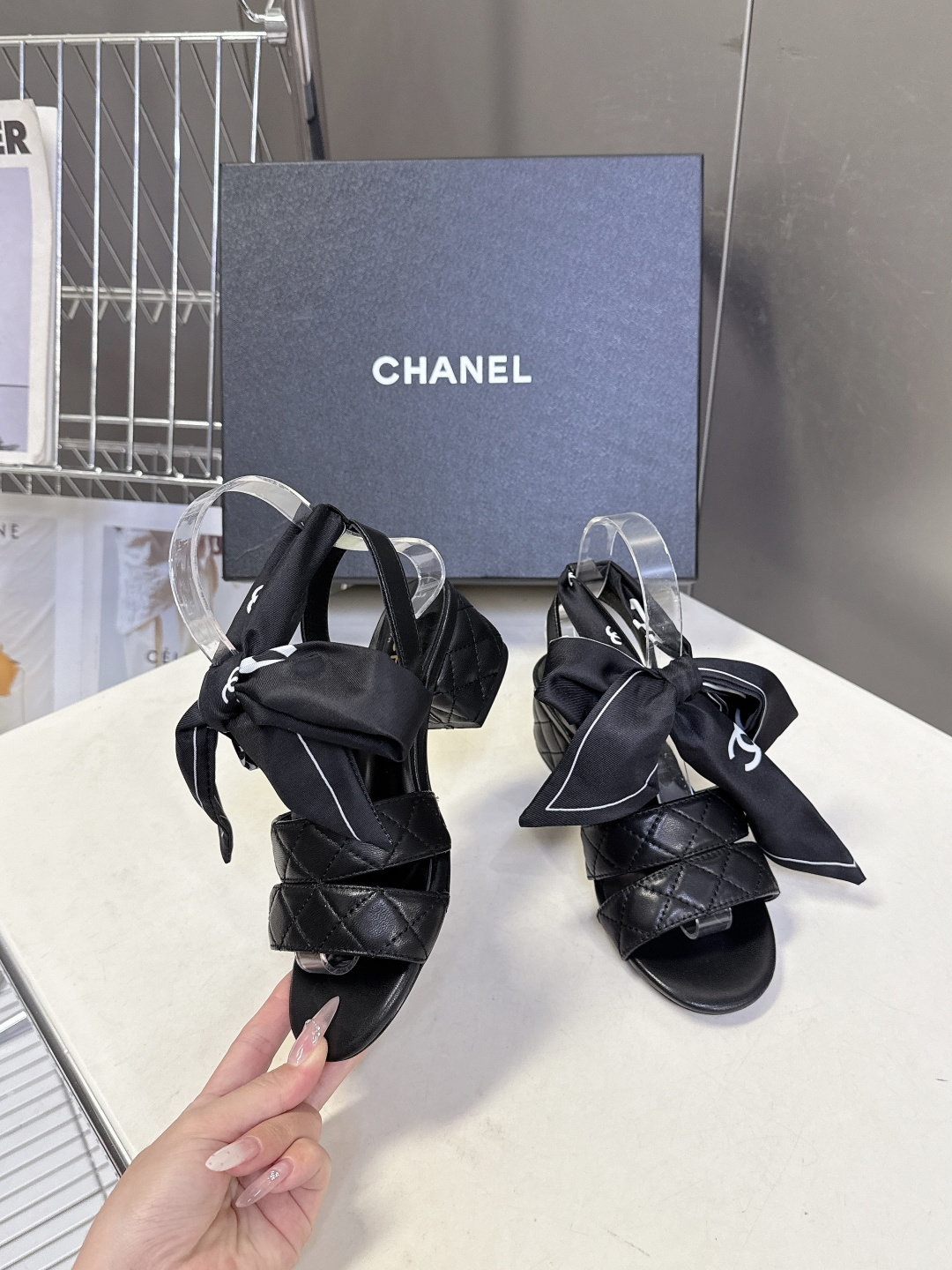 CHANEL香奈儿春夏最新款菱格纹蝴蝶结粗跟凉鞋超多明星网红种草 鞋面采用经典菱格绗缝工艺 是香奈儿的标