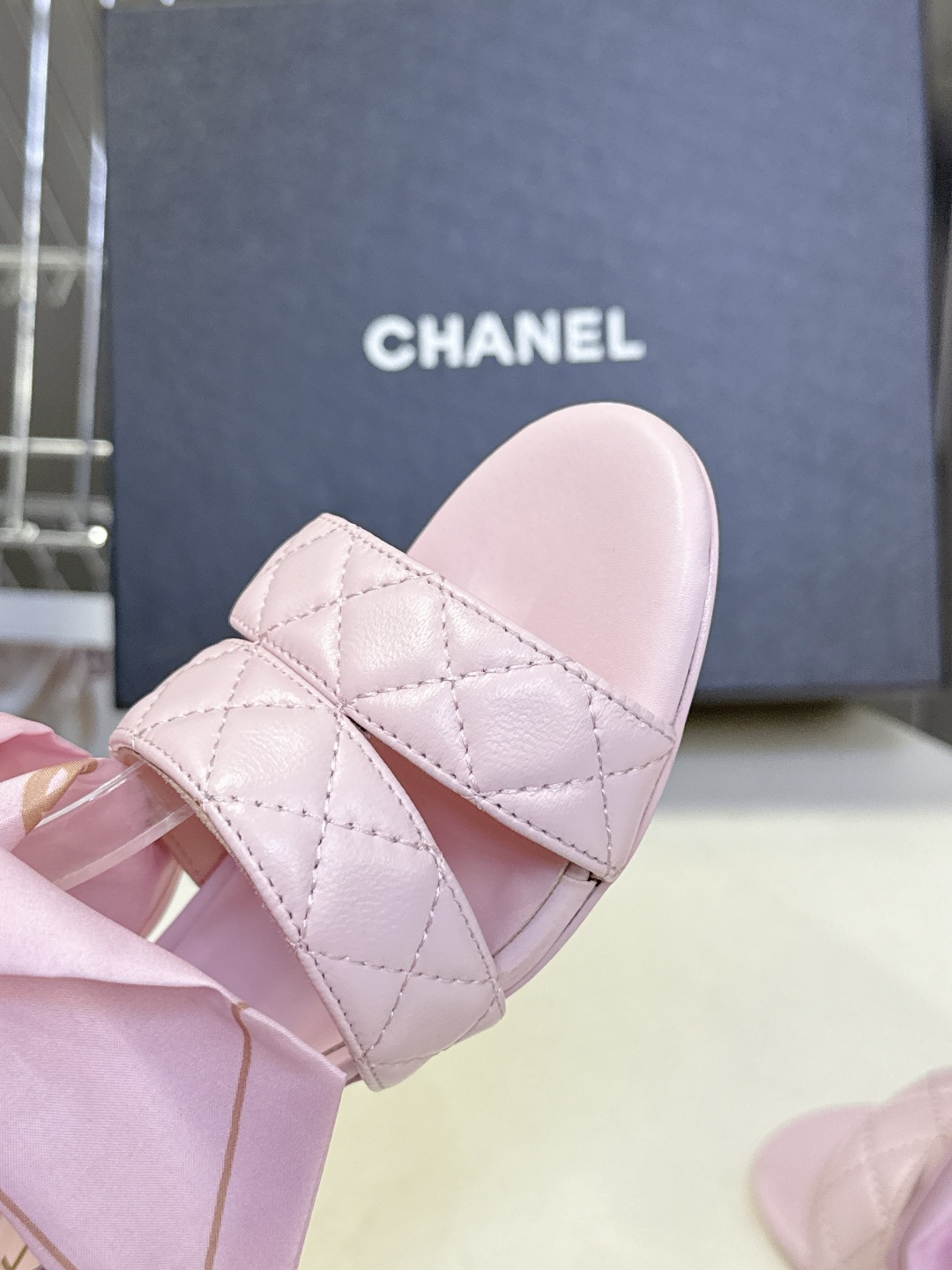 CHANEL香奈儿春夏最新款菱格纹蝴蝶结粗跟凉鞋超多明星网红种草 鞋面采用经典菱格绗缝工艺 是香奈儿的标