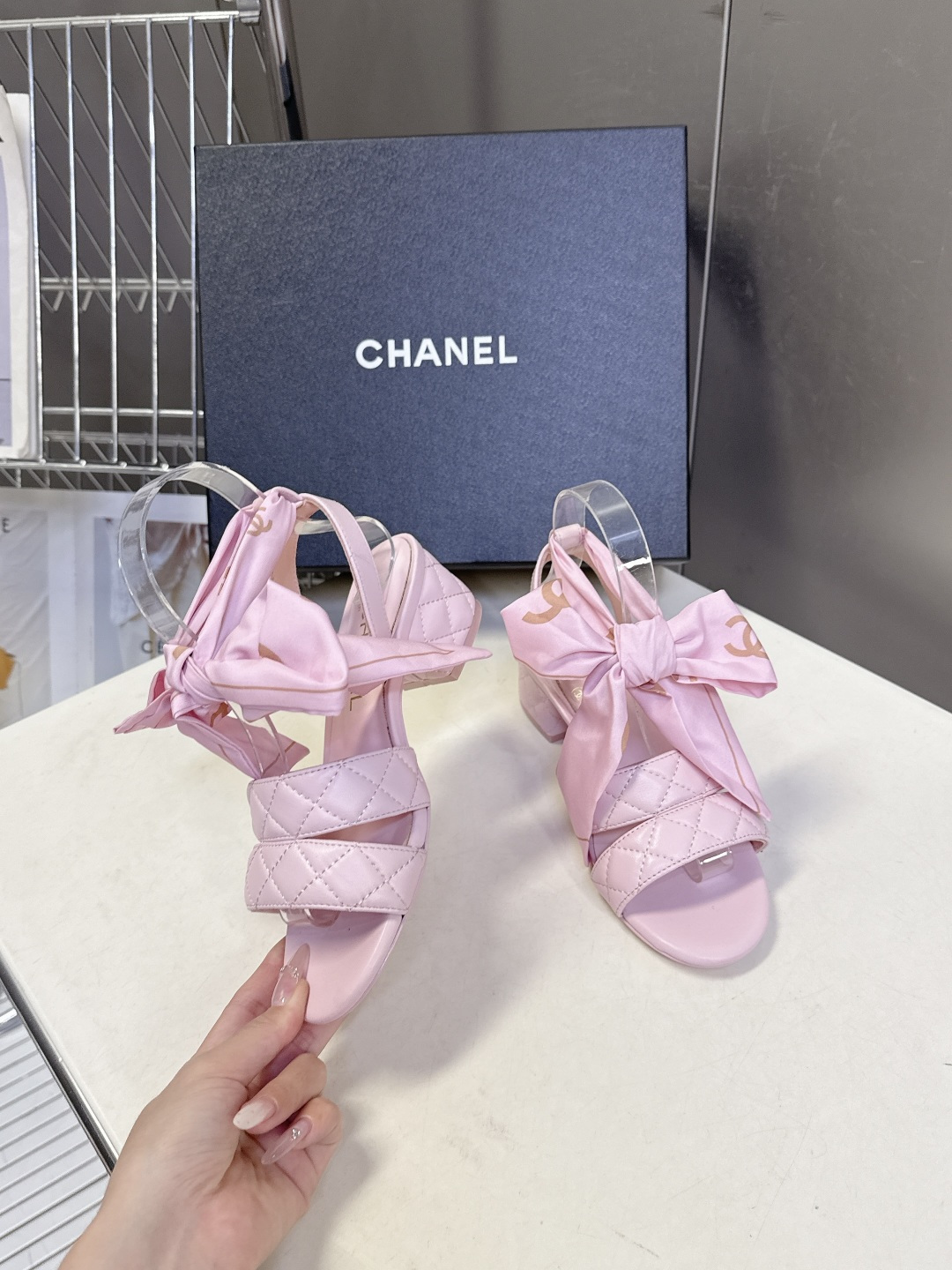 CHANEL香奈儿春夏最新款菱格纹蝴蝶结粗跟凉鞋超多明星网红种草 鞋面采用经典菱格绗缝工艺 是香奈儿的标