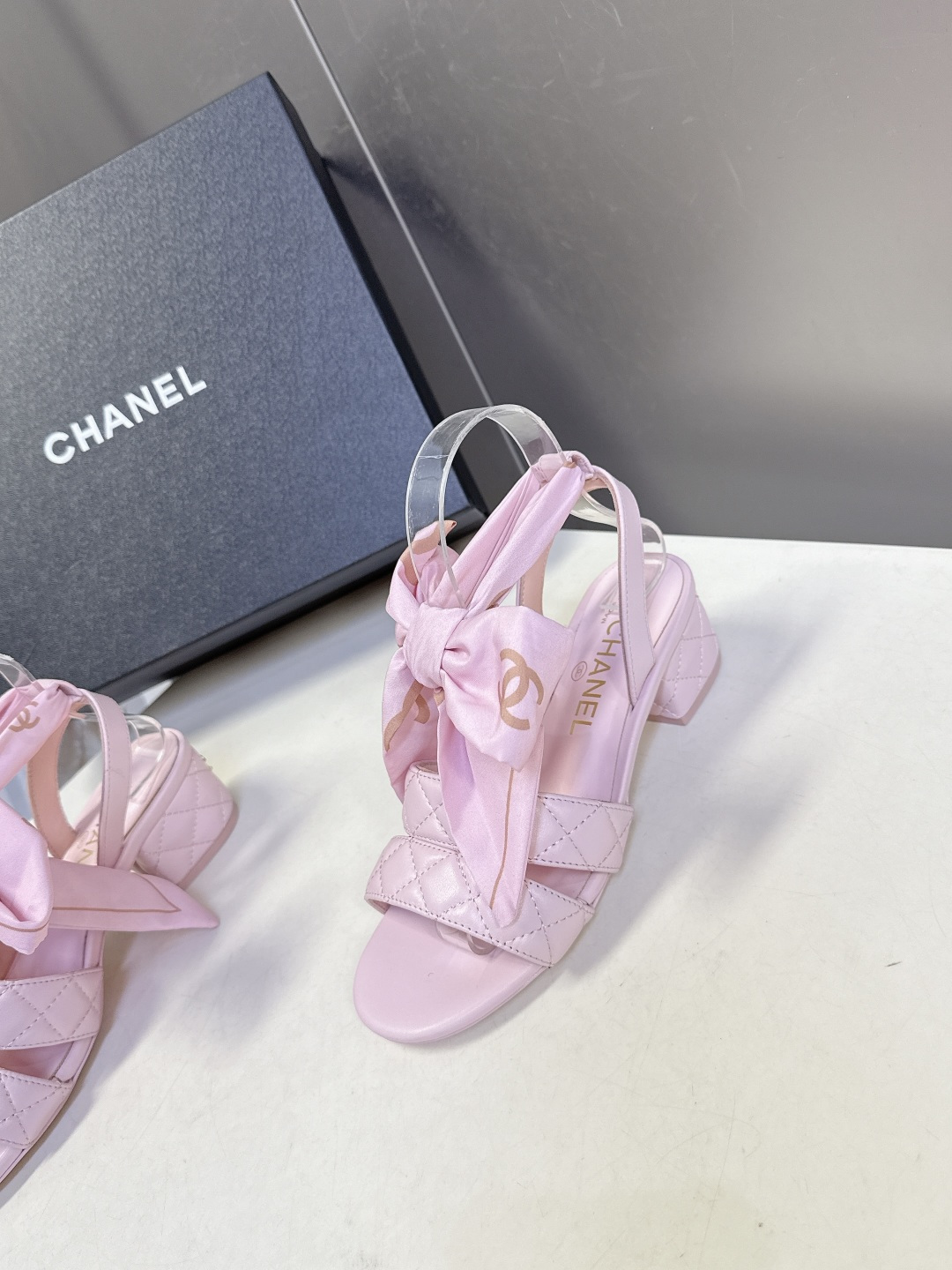 CHANEL香奈儿春夏最新款菱格纹蝴蝶结粗跟凉鞋超多明星网红种草 鞋面采用经典菱格绗缝工艺 是香奈儿的标