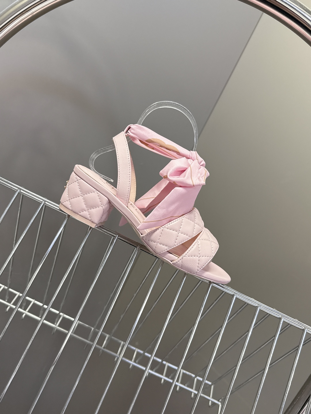 CHANEL香奈儿春夏最新款菱格纹蝴蝶结粗跟凉鞋超多明星网红种草 鞋面采用经典菱格绗缝工艺 是香奈儿的标