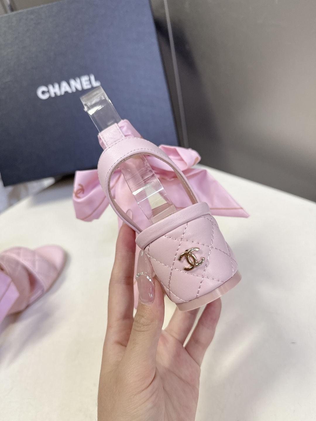 CHANEL香奈儿春夏最新款菱格纹蝴蝶结粗跟凉鞋超多明星网红种草 鞋面采用经典菱格绗缝工艺 是香奈儿的标