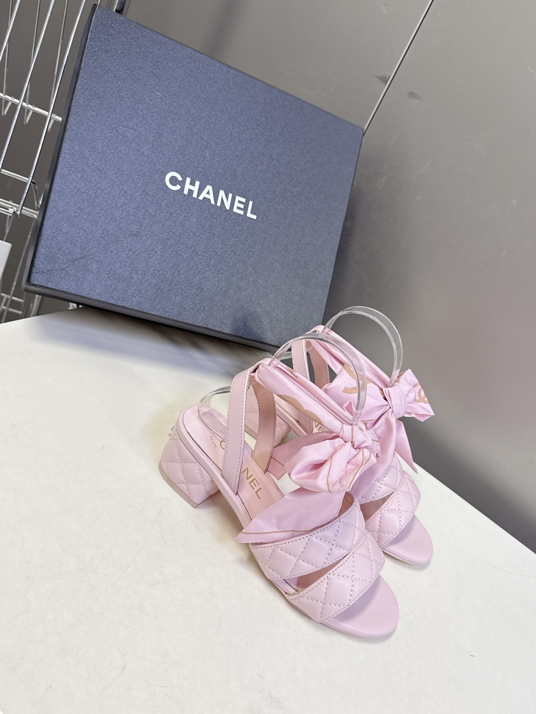 CHANEL香奈儿春夏最新款菱格纹蝴蝶结粗跟凉鞋超多明星网红种草 鞋面采用经典菱格绗缝工艺 是香奈儿的标