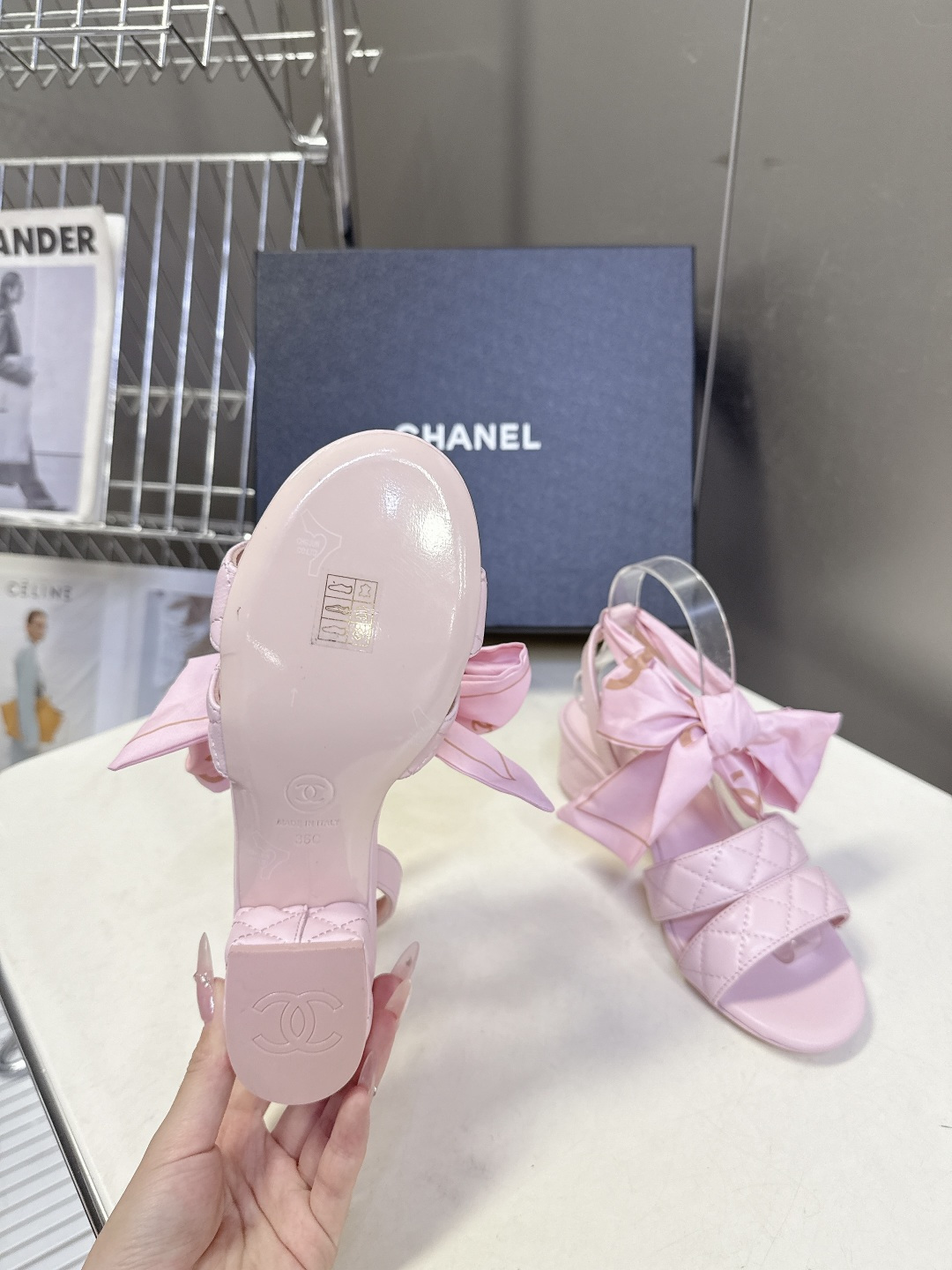 CHANEL香奈儿春夏最新款菱格纹蝴蝶结粗跟凉鞋超多明星网红种草 鞋面采用经典菱格绗缝工艺 是香奈儿的标