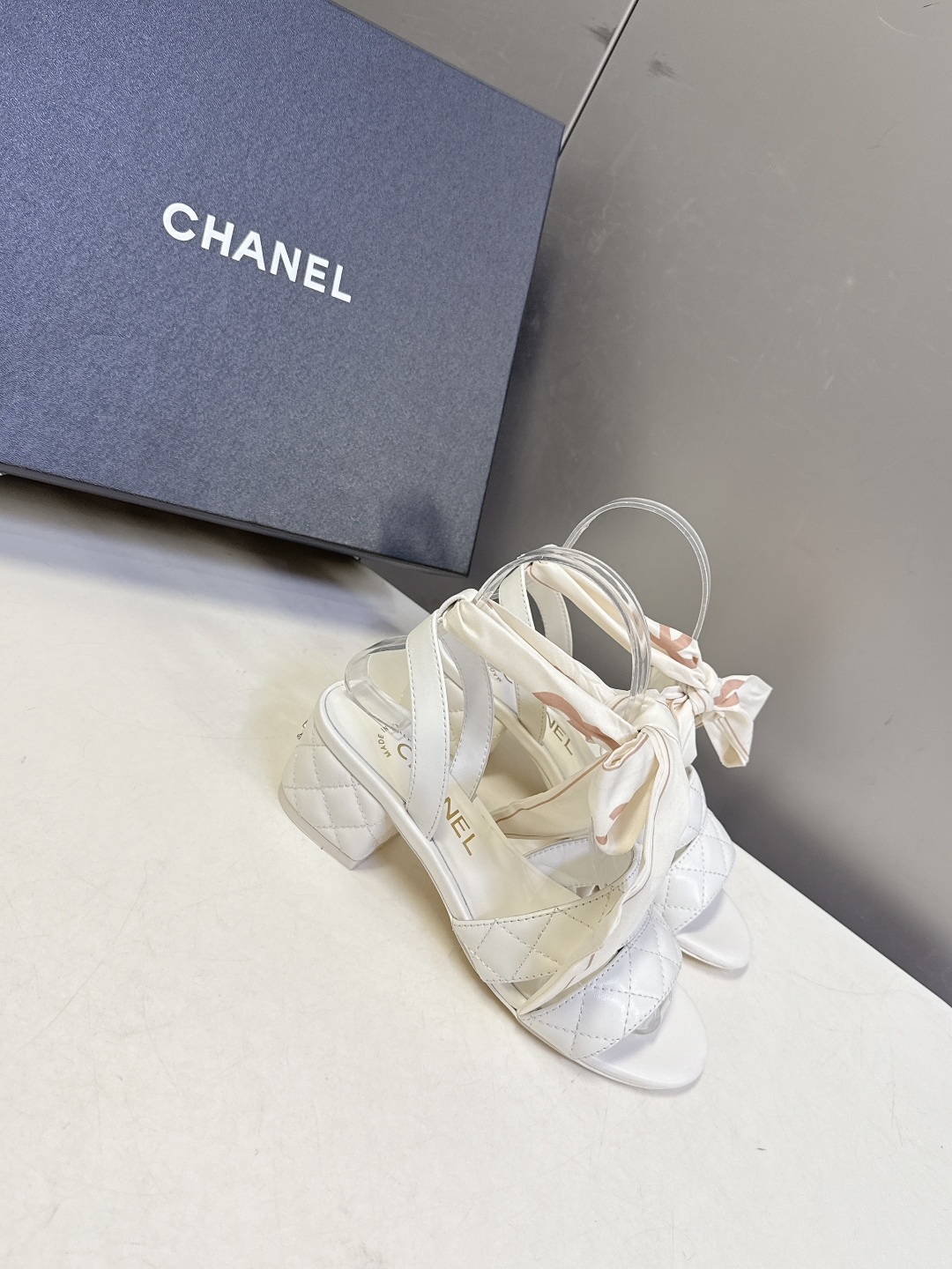 CHANEL香奈儿春夏最新款菱格纹蝴蝶结粗跟凉鞋超多明星网红种草 鞋面采用经典菱格绗缝工艺 是香奈儿的标