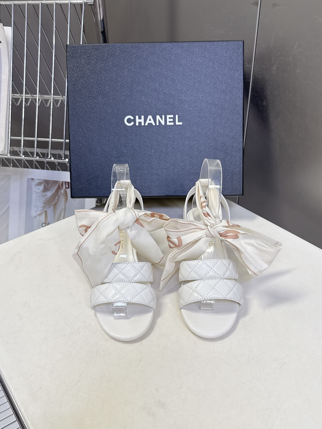 CHANEL香奈儿春夏最新款菱格纹蝴蝶结粗跟凉鞋超多明星网红种草 鞋面采用经典菱格绗缝工艺 是香奈儿的标