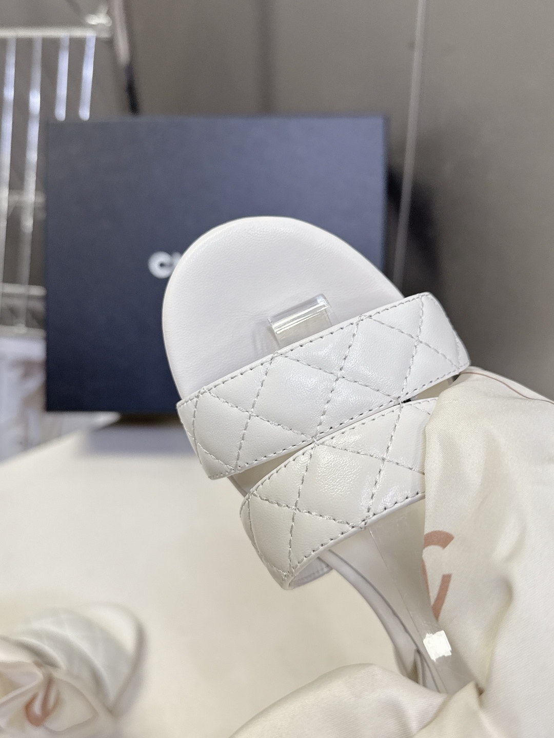 CHANEL香奈儿春夏最新款菱格纹蝴蝶结粗跟凉鞋超多明星网红种草 鞋面采用经典菱格绗缝工艺 是香奈儿的标