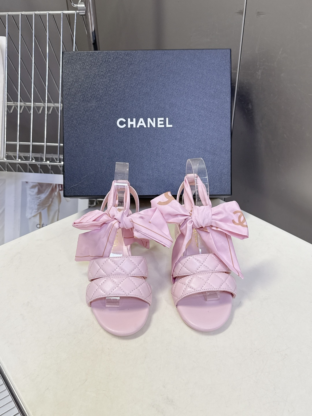 CHANEL香奈儿春夏最新款菱格纹蝴蝶结粗跟凉鞋超多明星网红种草 鞋面采用经典菱格绗缝工艺 是香奈儿的标