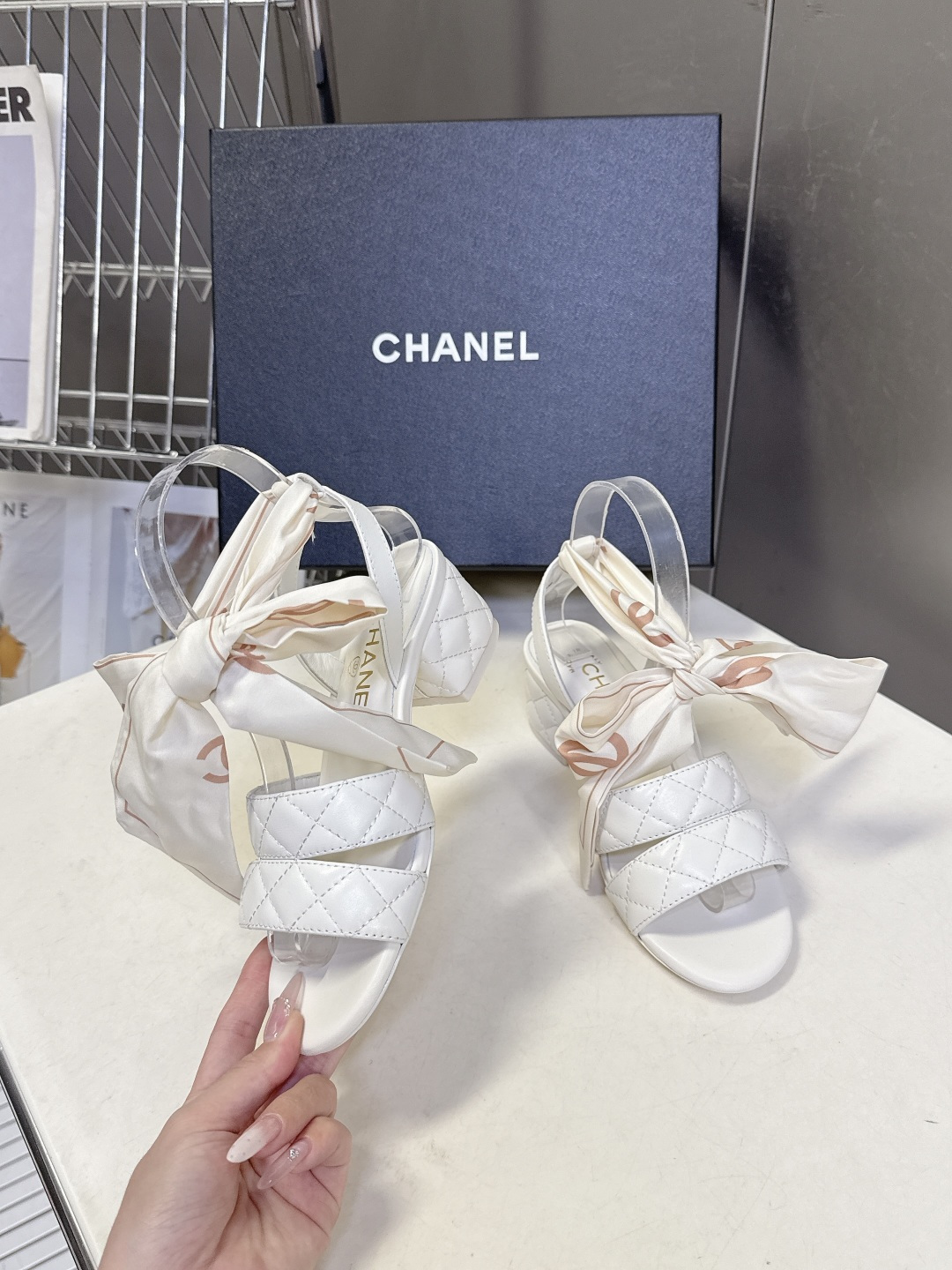 CHANEL香奈儿春夏最新款菱格纹蝴蝶结粗跟凉鞋超多明星网红种草 鞋面采用经典菱格绗缝工艺 是香奈儿的标